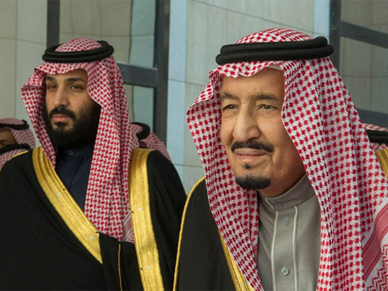 سيلفي تجمع ولي العهد والملك سلمان... والمغردون يصفونها بـ "أفخم سيلفي"